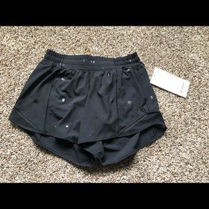 Lululemon Hotty Hot Low-Rise Lined Short 4" Poco Logo Size 6 NWT